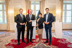 LH Mario Kunasek (2.v.l.) mit LR Karlheinz Kornhäusl (l.), LH-Stv. Manuela Khom und LR Hannes Amesbauer bei der Pressekonferenz in der Grazer Burg © Land Steiermark/ Streibl LH Mario Kunasek (2.v.l.) mit LR Karlheinz Kornhäusl (l.), LH-Stv. Manuela Khom und LR Hannes Amesbauer bei der Pressekonferenz in der Grazer Burg