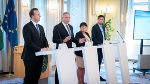 LH Mario Kunasek (2.v.l.) mit LR Karlheinz Kornhäusl (l.), LH-Stv. Manuela Khom und LR Hannes Amesbauer bei der Pressekonferenz in der Grazer Burg © Land Steiermark/ Streibl LH Mario Kunasek (2.v.l.) mit LR Karlheinz Kornhäusl (l.), LH-Stv. Manuela Khom und LR Hannes Amesbauer bei der Pressekonferenz in der Grazer Burg