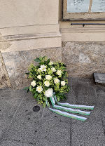 Gedenken an die Opfer der Amokfahrt: Blumenkranz des Landes Steiermark in der Grazer Innenstadt, Herrengasse 23. © Foto: Land Steiermark/Clemens Wiesenhofer; Verwendung bei Quellenangabe honorarfrei Gedenken an die Opfer der Amokfahrt: Blumenkranz des Landes Steiermark in der Grazer Innenstadt, Herrengasse 23.