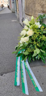 Gedenken an die Amokfahrt vor zehn Jahren: Blumenkranz in der Zweiglgasse 12-14 in Graz © Foto: Land Steiermark/Clemens Wiesenhofer; Verwendung bei Quellenangabe honorarfrei Gedenken an die Amokfahrt vor zehn Jahren: Blumenkranz in der Zweiglgasse 12-14 in Graz