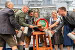 Aufsteirern 2025: Bieranstich durch LH Mario Kunasek und Vizebürgermeisterin Judith Schwentner am Grazer Hauptplatz © Land Steiermark/Robert Binder; Verwendung bei Quellenangabe honorarfrei