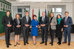 Die neue Steiermärkische Landesregierung bei ihrer ersten Sitzung am 19. Dezember 2024: Landesrat Hannes Amesbauer, Landesrätin Simone Schmiedtbauer, Landesrat Stefan Hermann, Landeshauptmann-Stellvertreterin Manuela Khom, Landeshauptmann Mario Kunasek, Landesrätin Barbara Eibinger-Miedl, Landesrätin Claudia Holzer und Landesrat Karlheinz Kornhäusl (v.l.) © Land Steiermark/Robert Binder; Verwendung bei Quellenangabe honorarfrei Die neue Steiermärkische Landesregierung bei ihrer ersten Sitzung am 19. Dezember 2024: Landesrat Hannes Amesbauer, Landesrätin Simone Schmiedtbauer, Landesrat Stefan Hermann, Landeshauptmann-Stellvertreterin Manuela Khom, Landeshauptmann Mario Kunasek, Landesrätin Barbara Eibinger-Miedl, Landesrätin Claudia Holzer und Landesrat Karlheinz Kornhäusl (v.l.)
