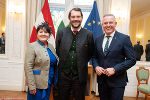 Neujahrsempfang für Einsatzorganisationen im Weißen Saal der Grazer Burg: LH Mario Kunasek und LH-Stv. Manuela Khom mit Bergrettungs-Landesleiter Stefan Schröck © Land Steiermark/Robert Binder; Verwendung bei Quellenangabe honorarfrei Neujahrsempfang für Einsatzorganisationen im Weißen Saal der Grazer Burg: LH Mario Kunasek und LH-Stv. Manuela Khom mit Bergrettungs-Landesleiter Stefan Schröck