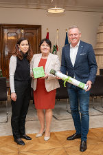 LH Mario Kunasek, LH-Stv. Manuela Khom und Birgitta Thurner (v.r.) © Land Steiermark/ Jesse Streibl LH Mario Kunasek, LH-Stv. Manuela Khom und Birgitta Thurner (v.r.)